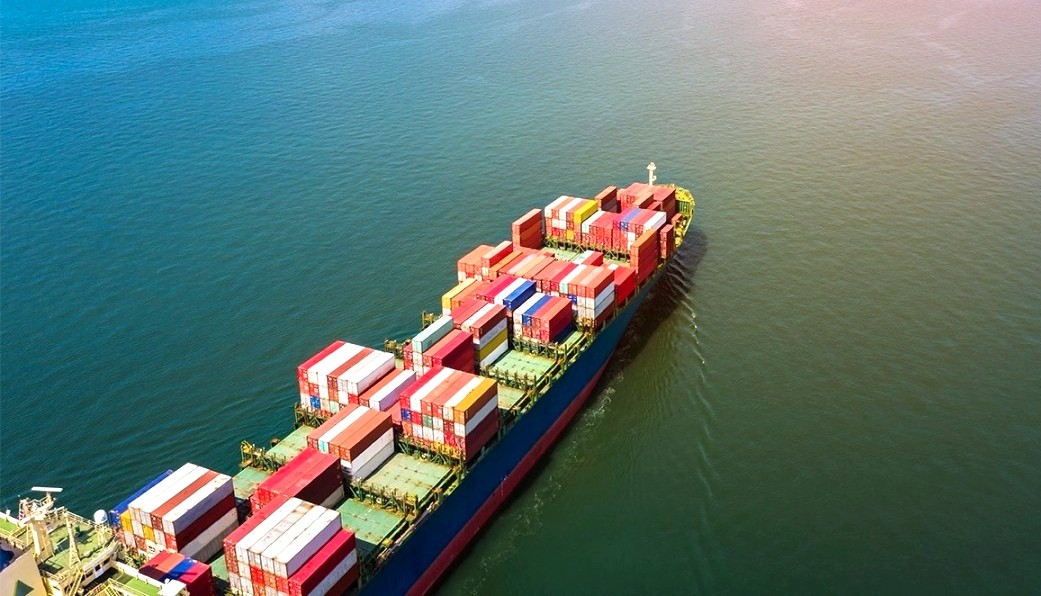 Flete marítimo internacional: características y principales recargos