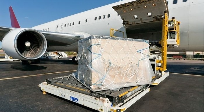 ¿Se transporta carga en aviones de pasajeros?