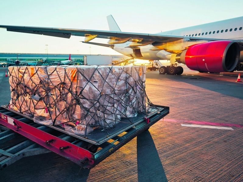 ¿Cómo afectan las restricciones al transporte de carga aérea?