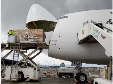 ¿Qué tipos de carga pueden ser transportadas por vía aérea?