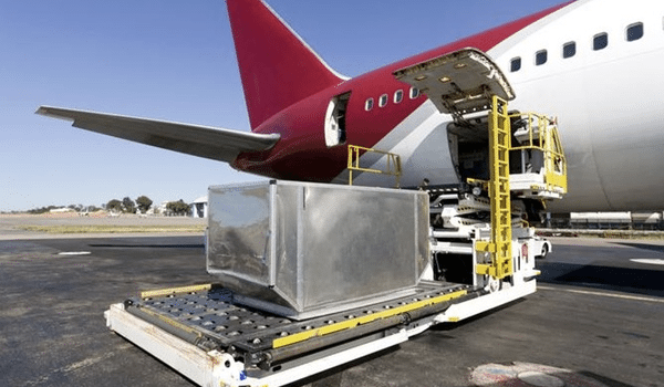Ventajas y desafíos de enviar contenedores por carga aérea