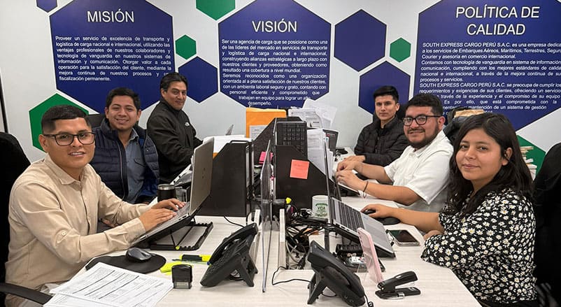 Transporte de carga, logística, Perú, South Express, equipo de trabajo, oficina moderna, profesionales, servicios de transporte, Perú.