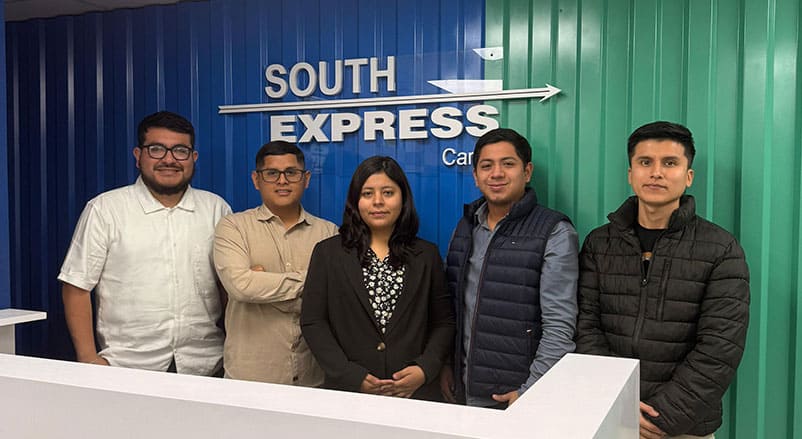 1. Personal de South Express Perú en oficina de atención y logística.