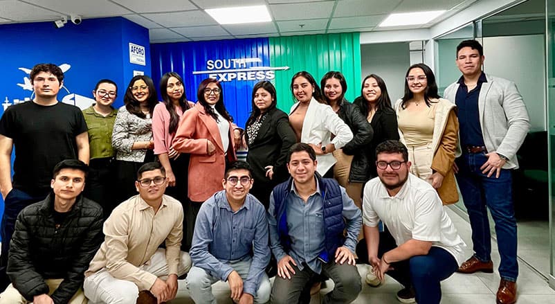 Espejo de equipo de South Express Perú, empresa de transporte y logística en Perú, con profesionales comprometidos.