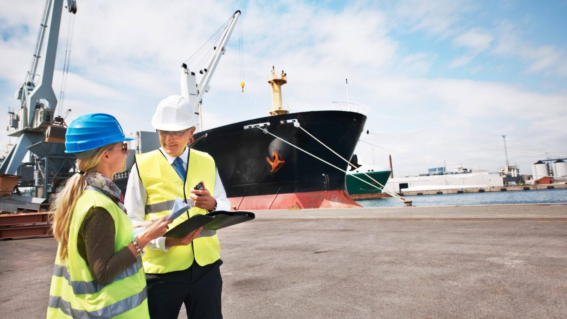 ¿Qué mercancías requieren permisos especiales para importar al Perú?