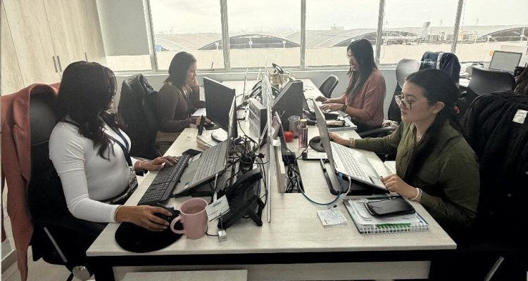 Es_PE - Equipo de trabajo en oficinas de South Express Perú gestionando envíos y logística eficiente.